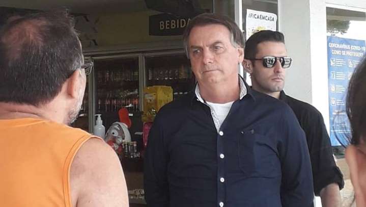 © Estadão O presidente Jair Bolsonaro visitou comércios e falou com populares na manhã deste domingo, 29, em Brasília.