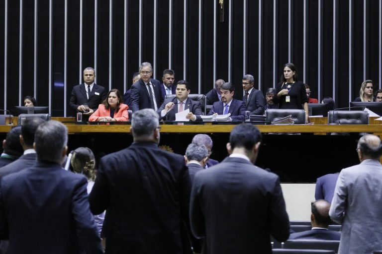 Deputados e senadores estão reunidos em sessão do Congresso Nacional