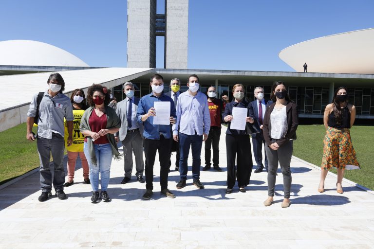 Representantes dos partidos entregaram o pedido na Câmara dos Deputados – (Foto: Divulgação)
