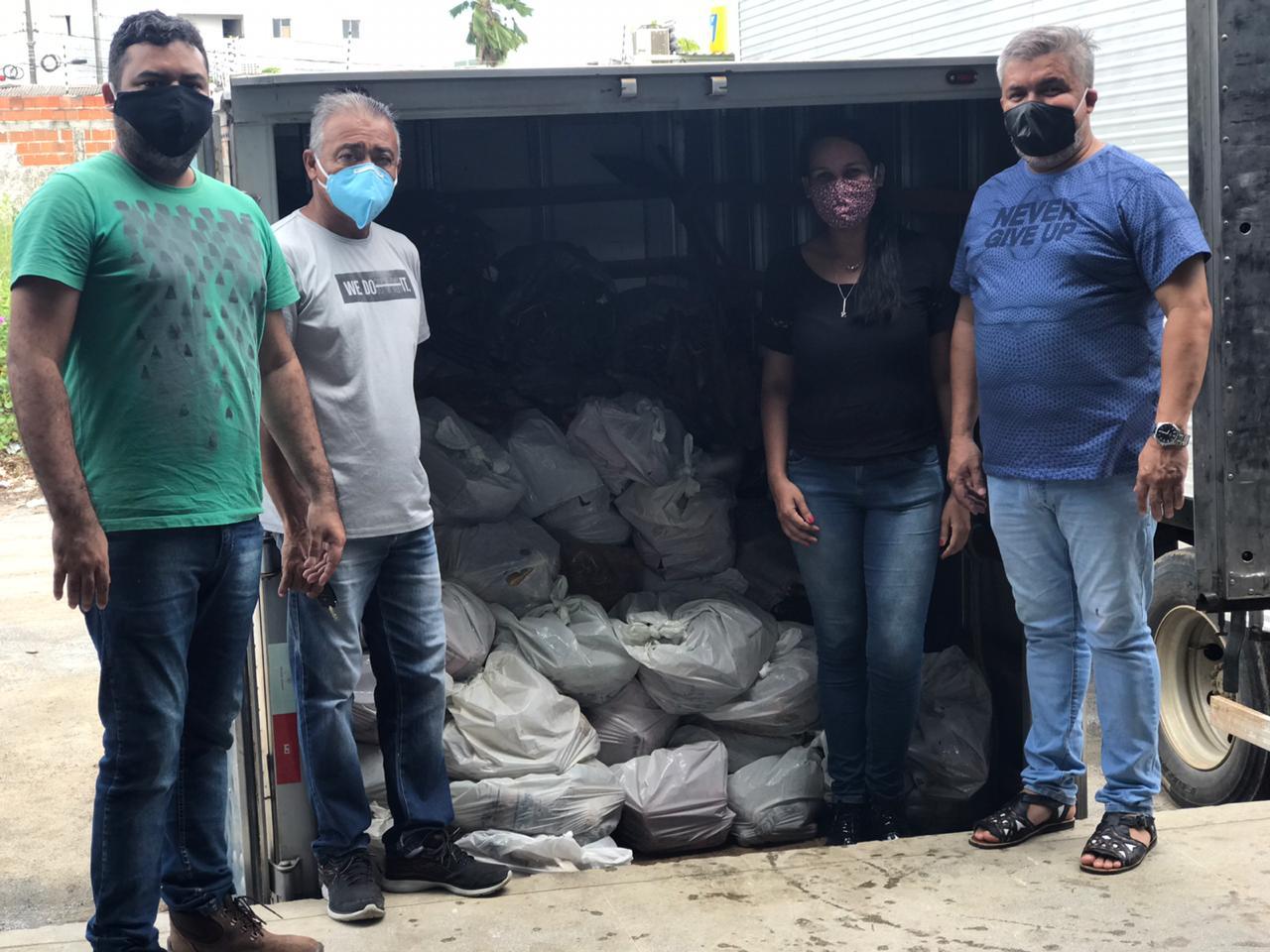 famílias foram beneficiadas com macaxeira, milho e polpa de fruta