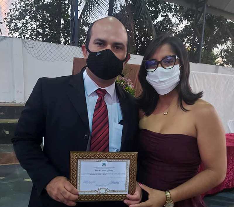 Ao lado da escopa Elidiane Ramos, o advogado comemorou honraria concedida pela Câmara Municipal – Foto: arquivo pessoal