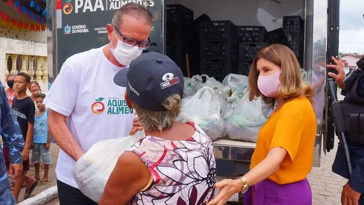 Prefeita Eunice e vice Zenóbio entregando alimentos a população - Foto: Divulgação