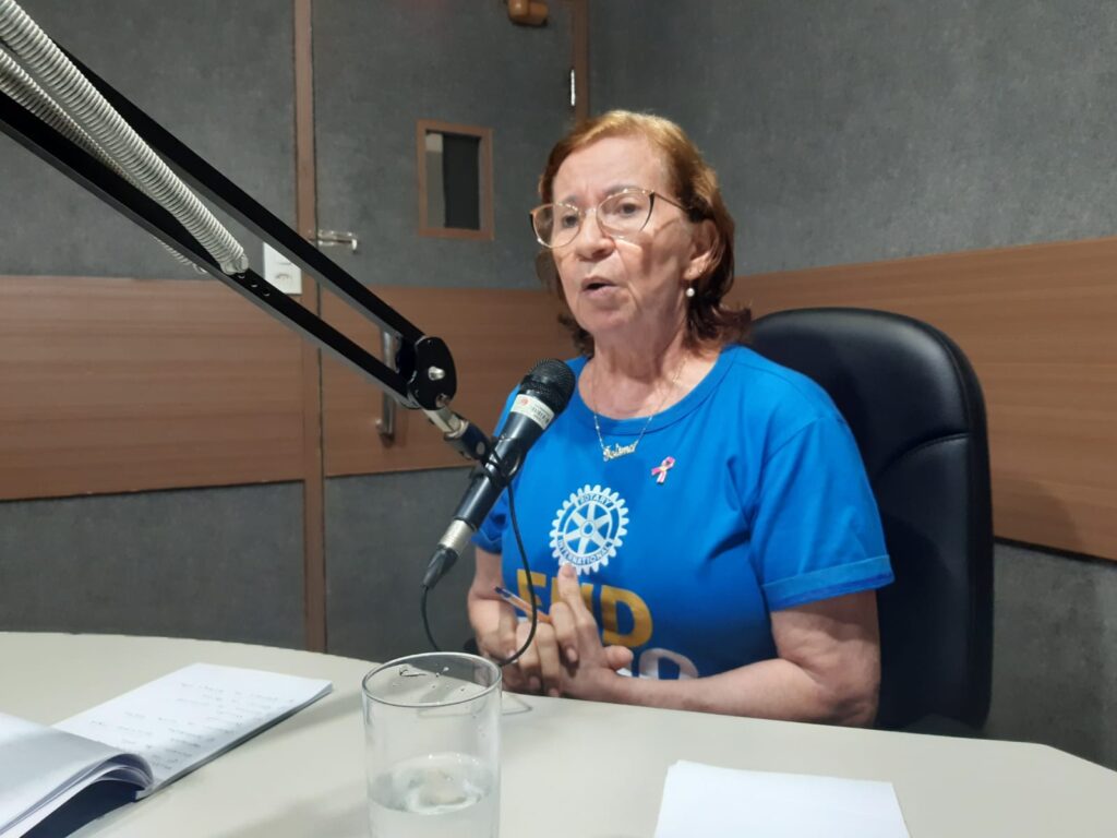 Rotariana Fátima Lélis, no Rádio Repórter, da Correio do Vale FM – Foto: Lenilson Balla