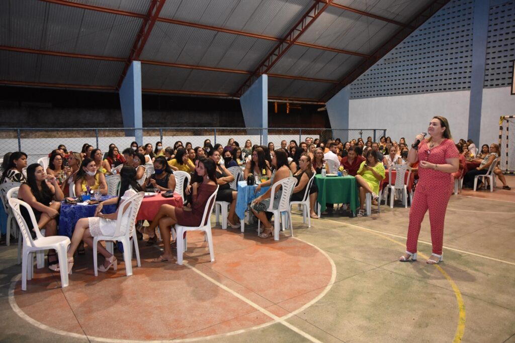 Magna Gerbasi durante jantar com os professores - Foto: Divulgação/CCOM