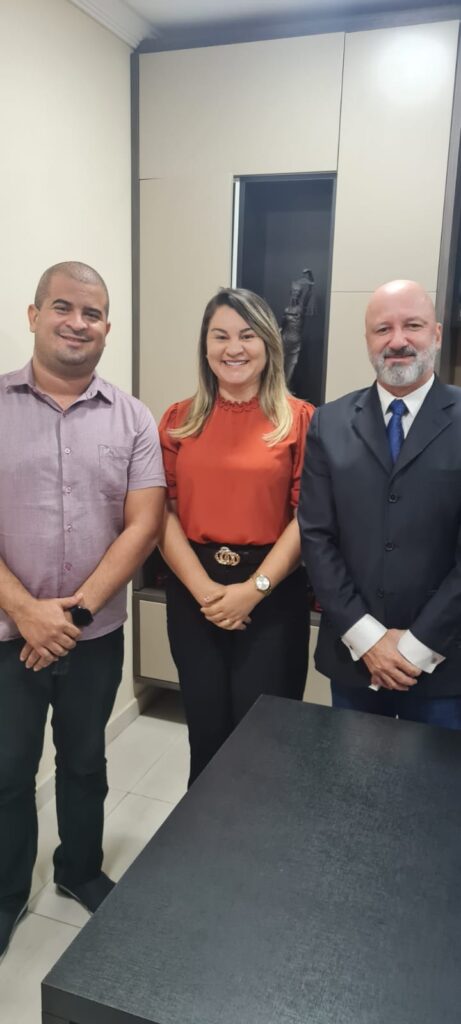 Secretário de Finanças, Daniel Duarte (esquerda), prefeita Lili Oliveira (centro) e o advogado Leonardo Varandas (direita) - Foto: Divulgação