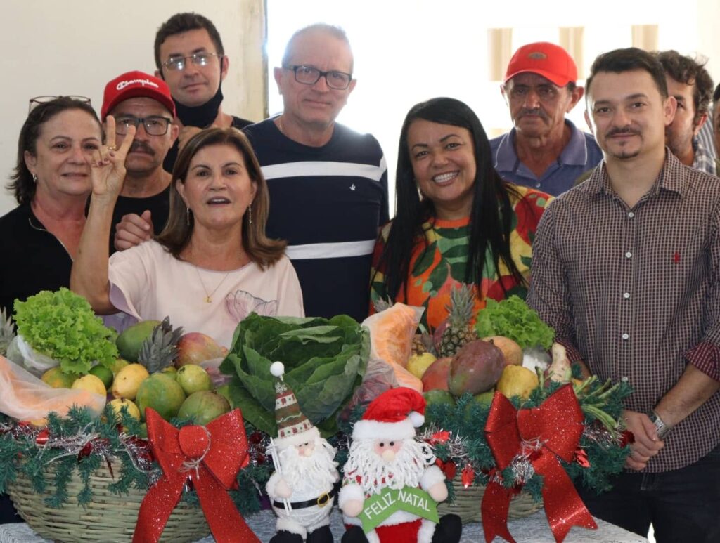 Prefeita Eunice festaja realização de projetos com auxiliares da pasta - Foto: Assessoria
