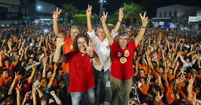 Pessoas receberam Ricardo, Veneziano e Roberto Paulino em Guarabira nas eleições de 2014 - Foto: Reprodução internet