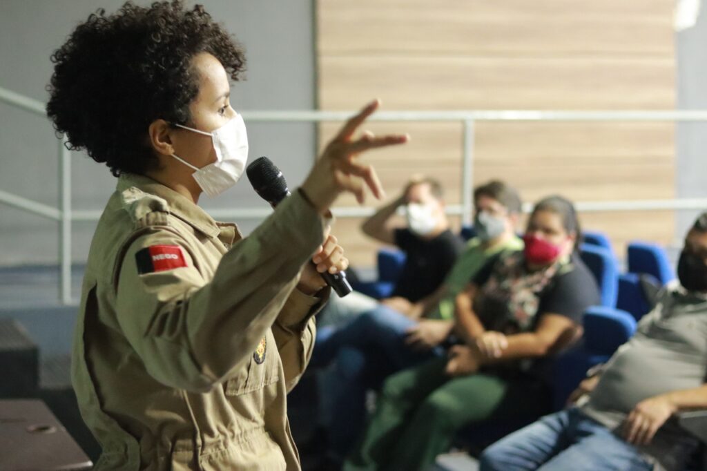 O Corpo de Bombeiros foi representado pela tenente Jinarla, palestrante do evento – Foto: Assessoria