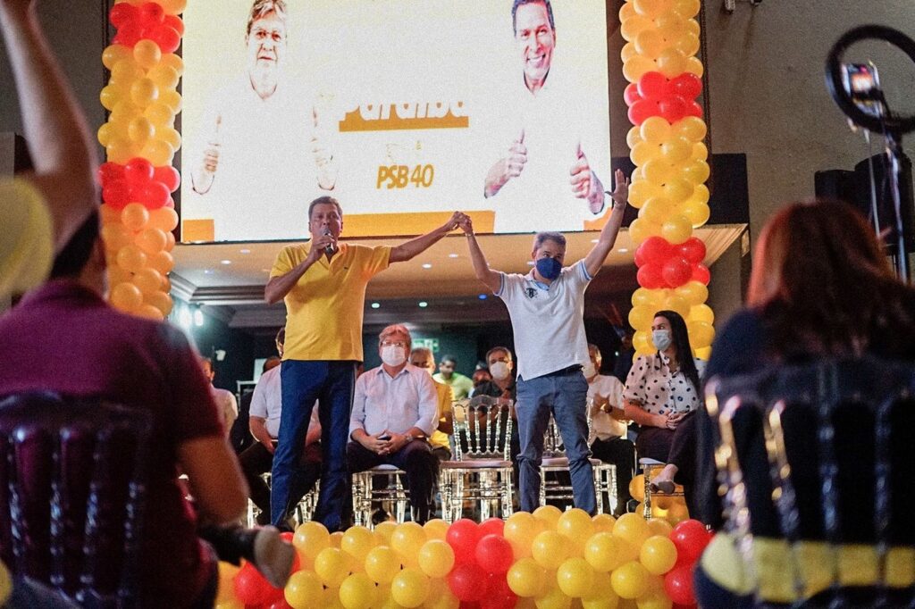 Ricardo Barbosa (esquerda), João Azevêdo (sentado) e Efraim Filho (direita) - Foto: Reprodução