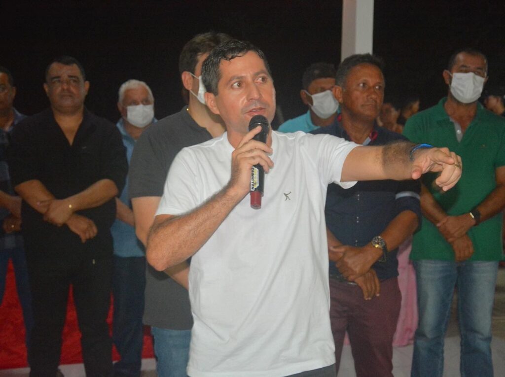 Prefeito Helhinho Sousa, durante inauguração da obra, que recebeu o nome Maria José Marinho – Foto: Assessoria