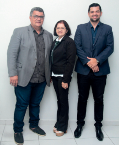 Neuzomar e sua esposa Lenira Fernandes ao lado do filho Neuzomar Júnior - Foto: Revista Painel Empresarial