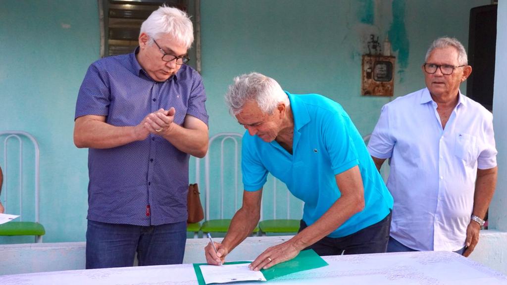 Buba (centro) ao lado de Tota Guedes (esquerda) na solenidade da ordem de serviço para o início da obra - Foto: Divulgação