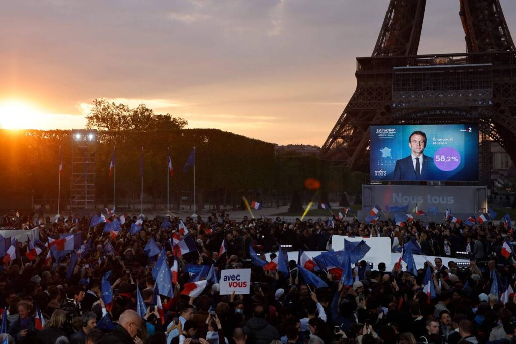 Apoiadores de Macron celebram divulgação das projeções – Foto: Ludovic Marin/AFP