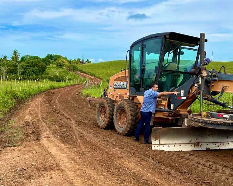 Prefeito inspeciona ações de manutenção das estradas – Foto: Assessoria