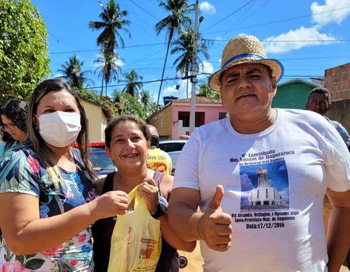 Prefeita Elissandra Brito acompanhou a entrega dos peixes - Foto: Divulgação