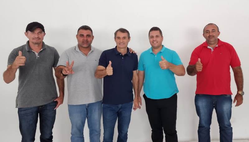 Romero, ladeado pelo ex-prefeito Jair e vereadores de oposição – Foto: Divulgação