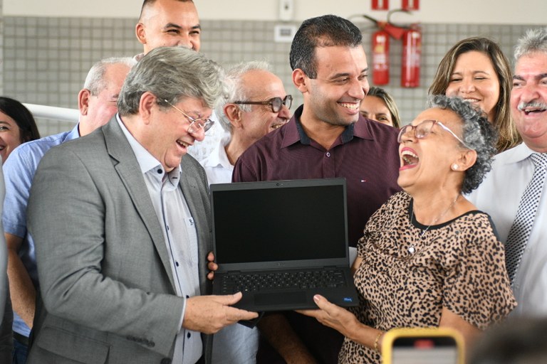João Azevêdo faz entrega simbólica de 10 mil notebooks para professores - Foto: José Marques