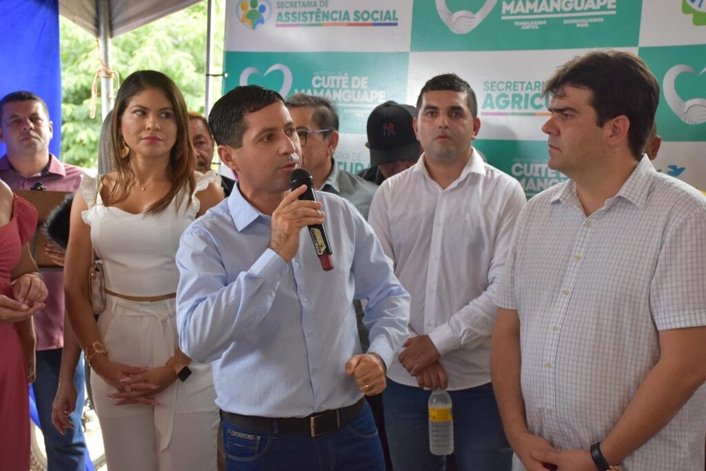 Deputado estadual Eduardo Carneiro, além de outras lideranças políticas, estiveram ao lado de Helhinho Souza - Foto: Divulgação