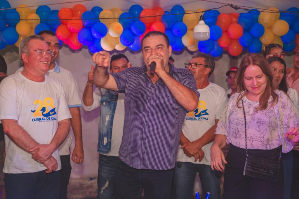 Totó Ribeiro entregou pavimentação de ruas e assinou nova ordem de serviço - Foto: Divulgação