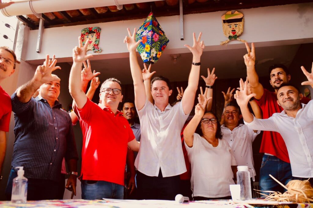 Elias fez anúncio ao lado do vice-prefeito e correligionários – Foto: Assessoria