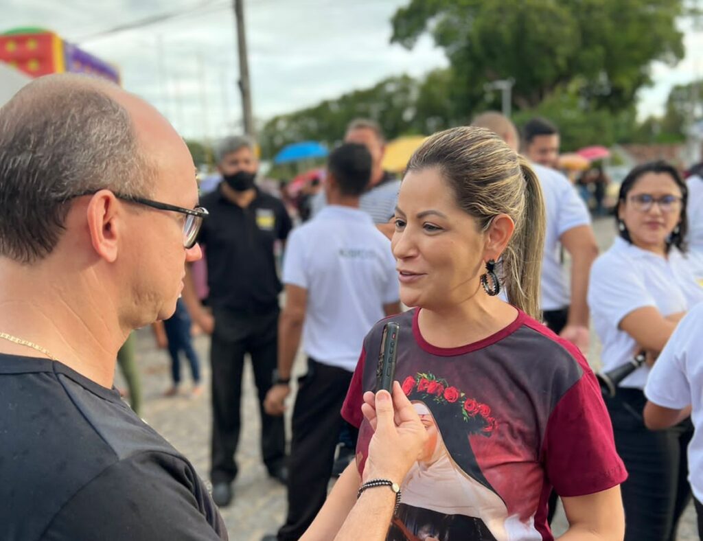 Danielle participou da tradicional procissão de Santa Rita de Cássia, em Rio Tinto - Foto: Blog Lenilson Balla