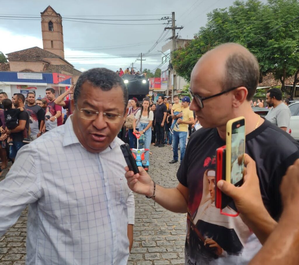 Nilvan Ferreira durante tradicional procissão de Santa Rita de Cássia, em Rio Tinto - Foto: Blog Lenilson Balla