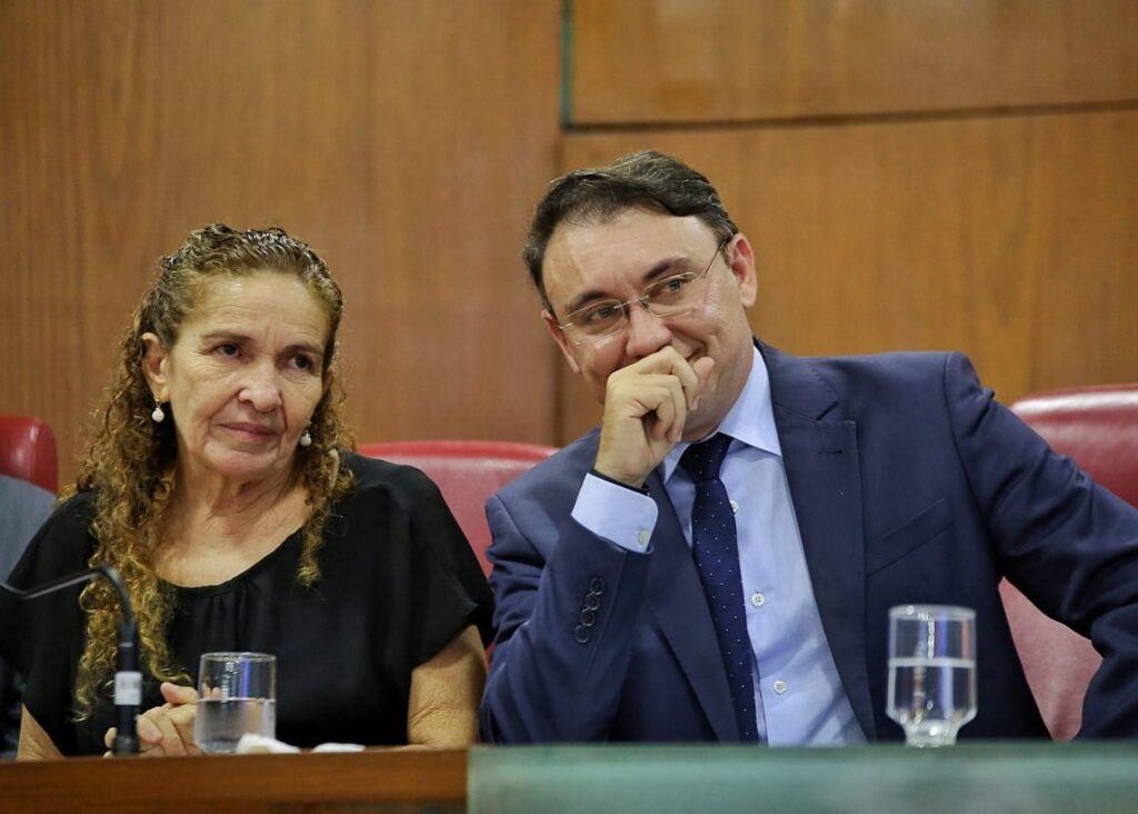 Ao lado de dona Marizete (mãe), esposa e filhos, Heron é homenageado pela CMJP - Foto: Reprodução/Redes Sociais