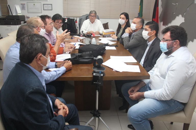 João Azevêdo se reuniu na Granja Santana com representantes da categoria - Foto: Secom/PB