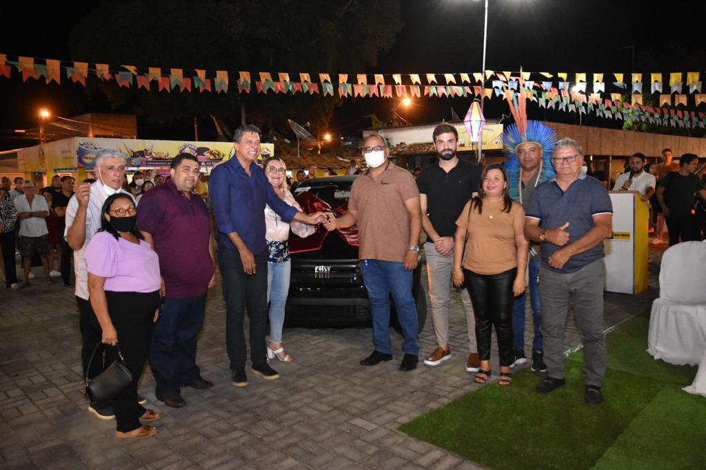 Deputado Ricardo ao lado da prefeita Magna e vereadores na entrega das chaves do veículo - Foto: Jonas Costa