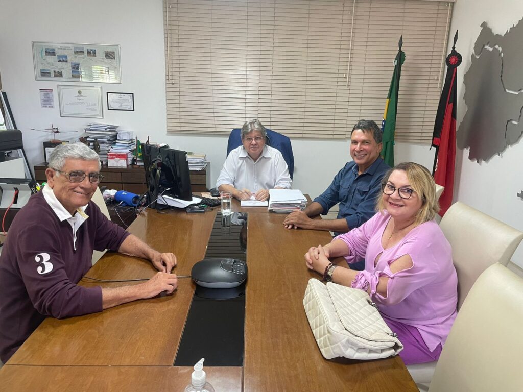Ao lado do deputado estadual Ricardo Barbosa (PSB), Magna esteve em audiência com João Azevêdo (PSB) – Foto: Assessoria