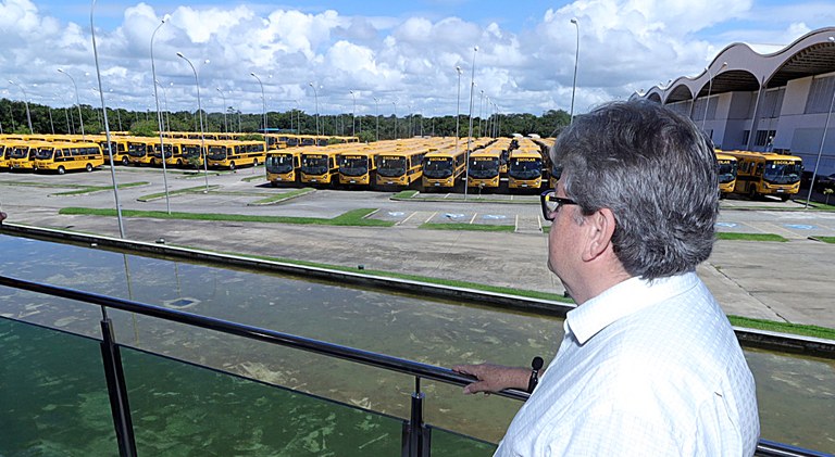 João Azevêdo entregou, nesta sexta-feira (1), no Centro de Convenções, em João Pessoa, 132 ônibus escolares - Foto: Francisco França/José Marques