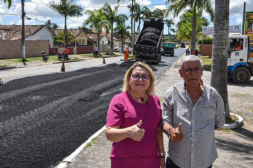 Prefeita Magna Gerbasi esteve vistoriando o início da pavimentação asfáltica de Rio Tinto - Foto: CCOM