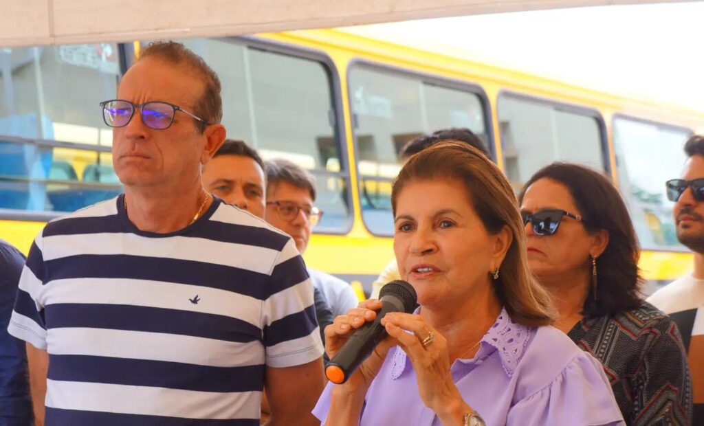Prefeita assinou documento ao lado do vice-prefeito, Zenóbio Fernandes (Republicanos) – Foto: Assessoria