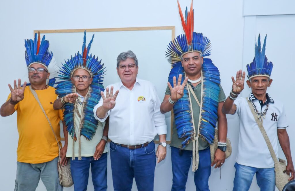Estiveram com João os caciques Sandro, José Soares e Pedro, além do capitão Potiguara - Foto: Reprodução/internet
