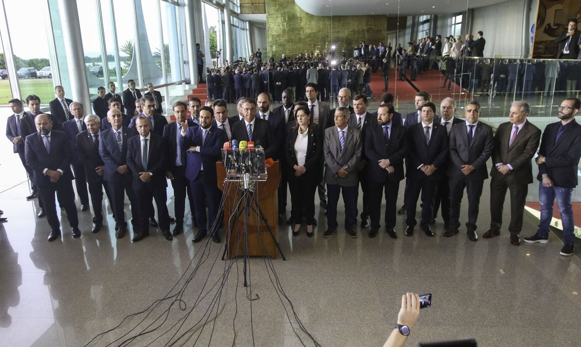 Presidente Jair Bolsonaro, acompanhado de vários ministros, fala com a imprensa no Palácio da Alvorada - Foto: Fabio Rodrigues-Pozzebom/ Agência Brasil