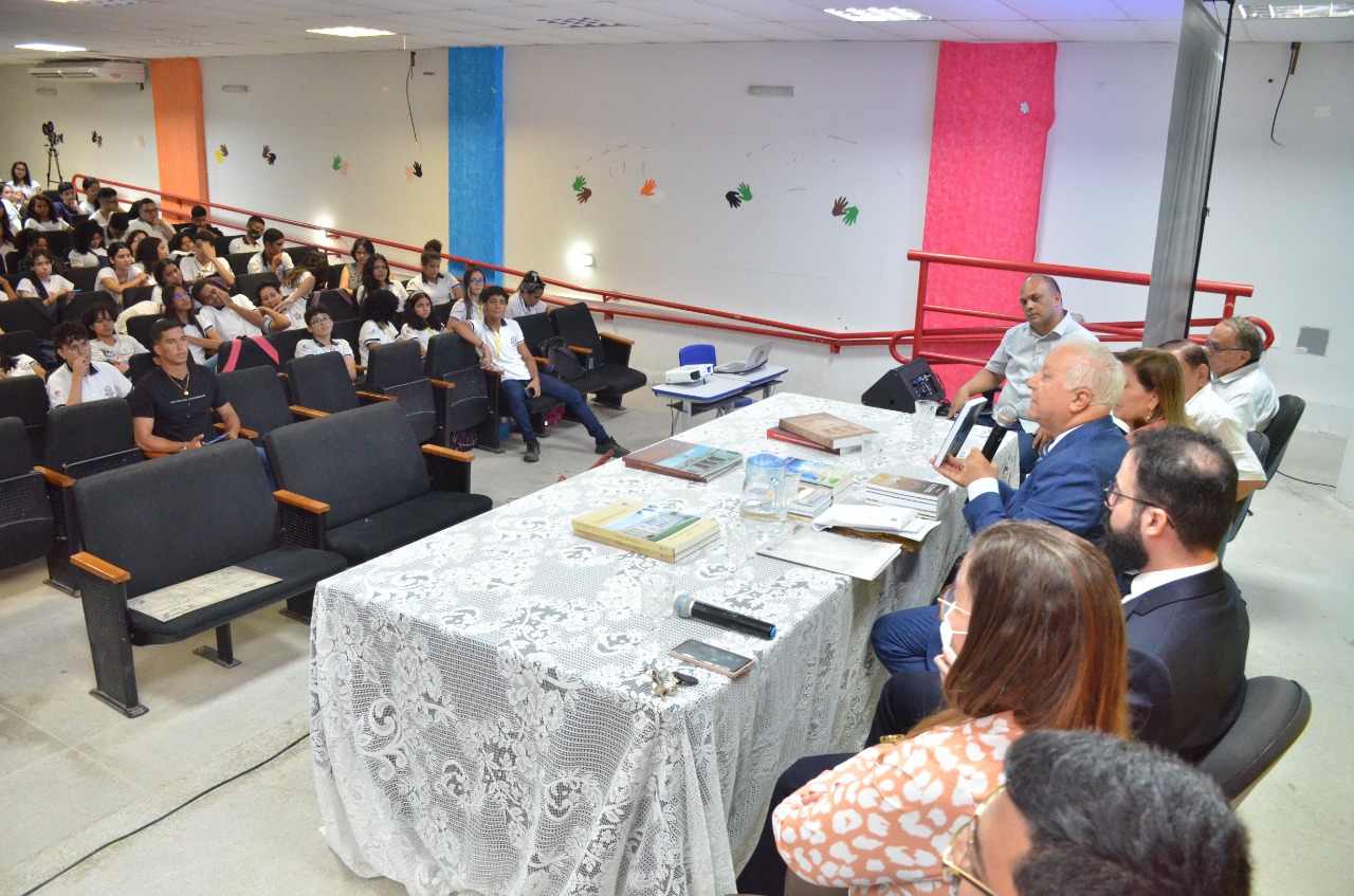 Desembargador Marcos ressalta a importância da cultura aos estudantes - Foto: GECOM/TJPB