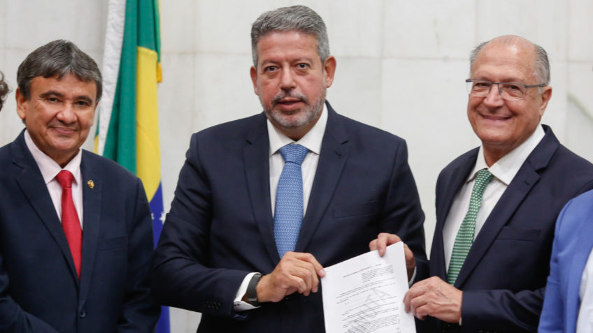 Presidente da Câmara, Arthur Lira, e o vice-presidente eleito, Geraldo Alckmin, seguram a minuta da PEC - Foto: Sérgio Lima/Poder360