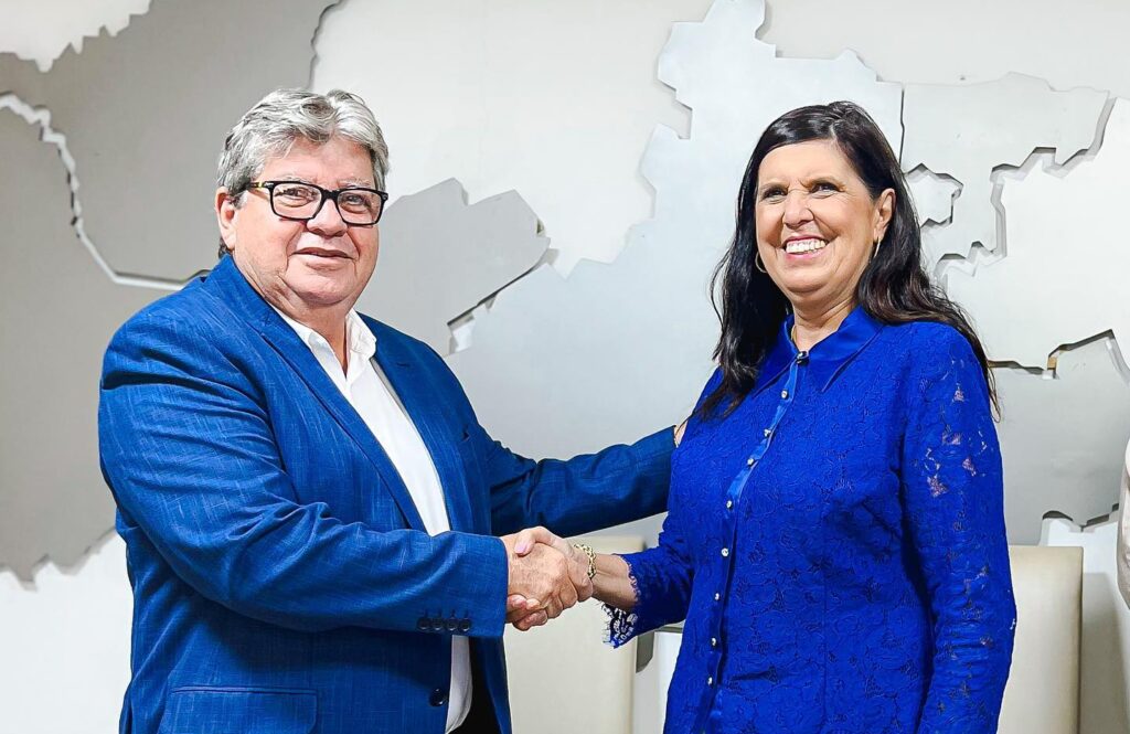 Governador João Azevêdo (PSB) passa cargo para a vice Lígia Feliciano (PDT) após assinar licença de 15 dias — Foto: Divulgação/Secom-PB
