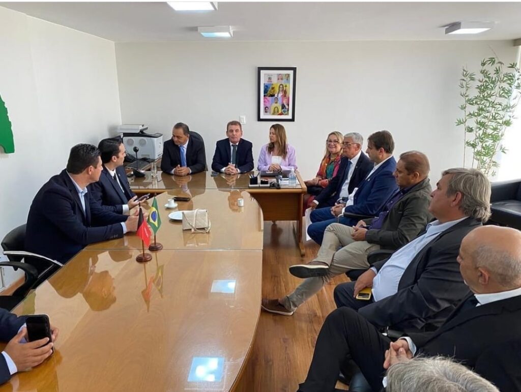 Magna e outros prefeitos se reuniram em Brasília nesta terça (9) - Foto: Divulgação/CCOM