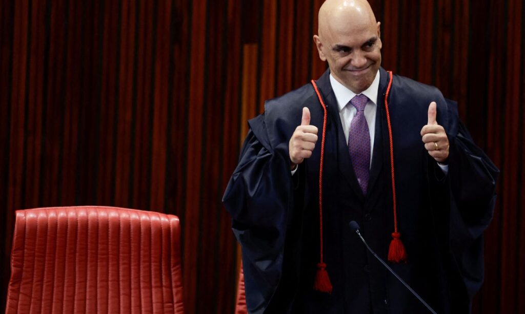Moraes foi aplaudido durante cerimônia de diplomação — Foto: Ueslei Marcelino/Reuters