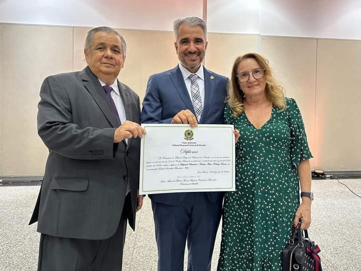 Parlamentar recebeu o diploma ao lado de familiares – Foto: Assessoria