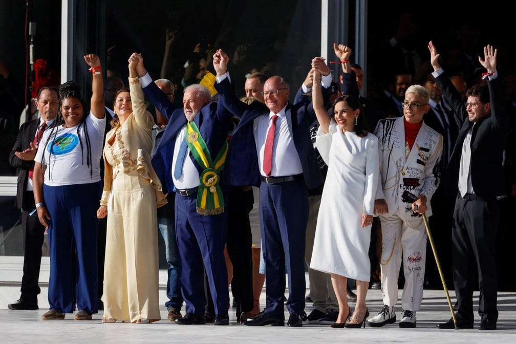 Lula subiu a rampa com representantes de diferentes grupos da sociedade - Foto: Adriano Machado/Reuters