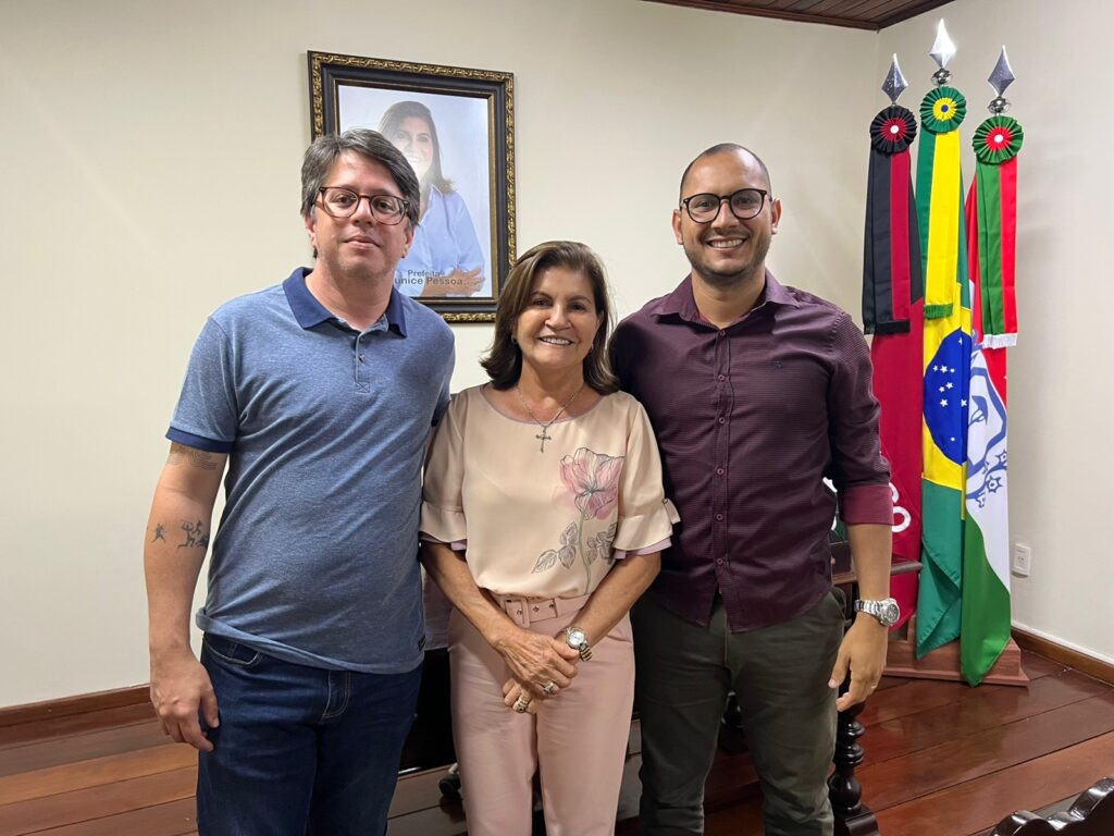 Eunice esteve reunida com os secretários de Educação e Finanças do município - Foto: Reprodução/divulgação