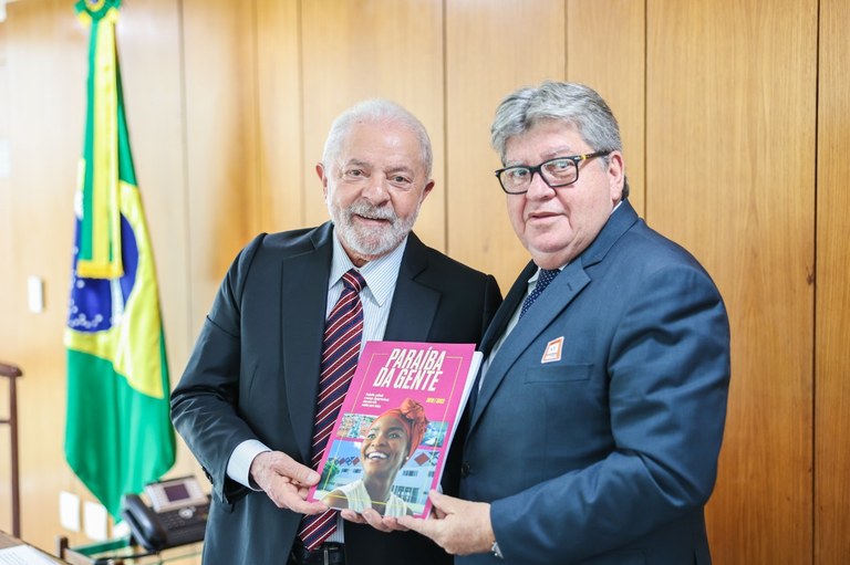 João entregou a Lula um exemplar da revista ‘Paraíba da Gente’, com as ações e conquistas de sua primeira gestão - Foto: Reprodução