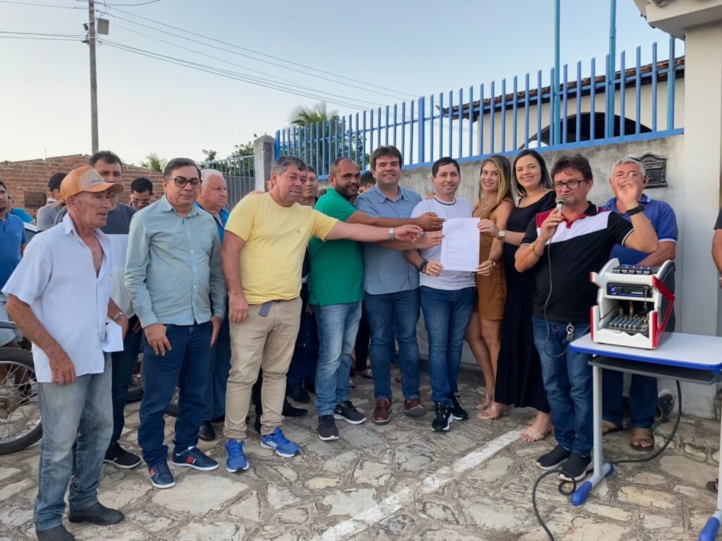 Helhinho agradeceu ao parlamentar pelo apoio – Foto: Assessoria