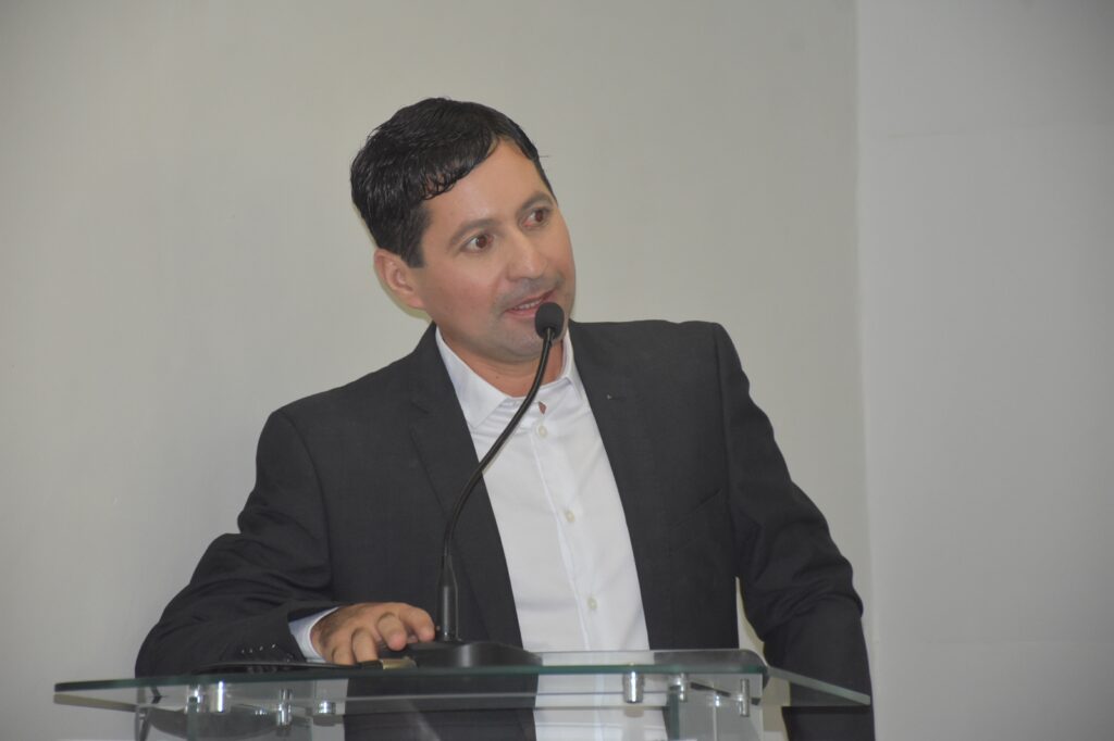 Helhinho discursa durante cerimônia de posse – Foto: Assessoria