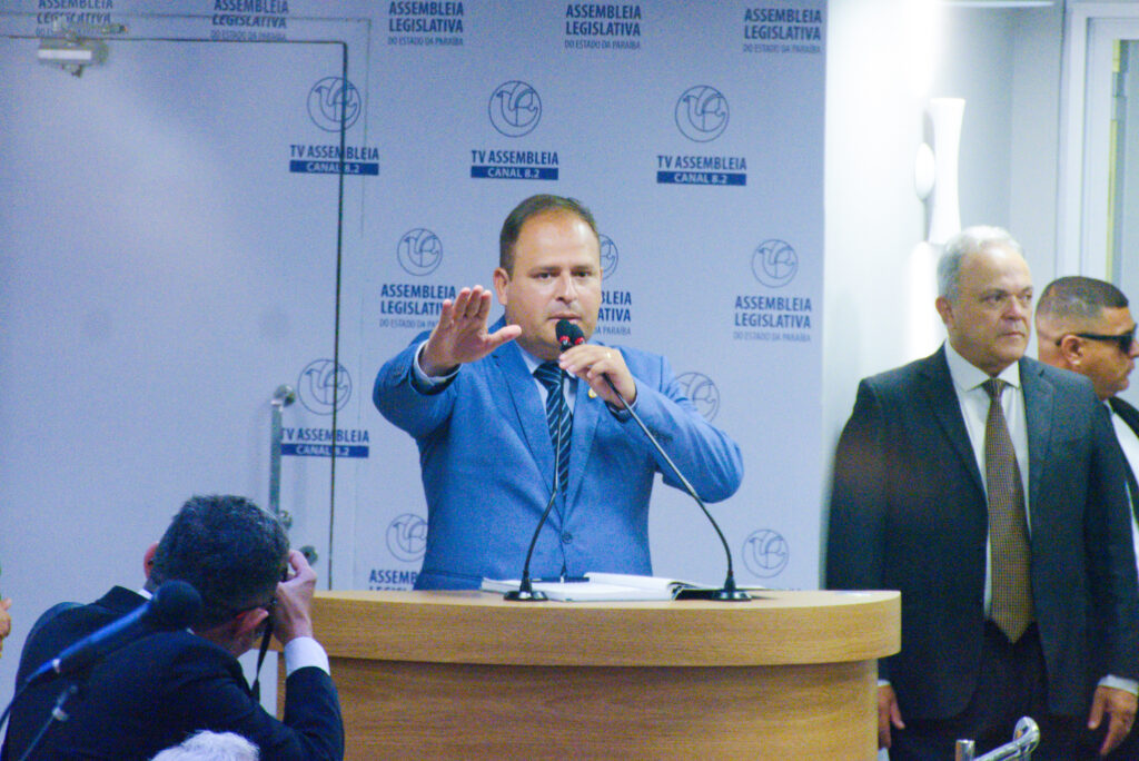 Deputado Eduardo Brito faz juramento na AL – Foto: Assessoria