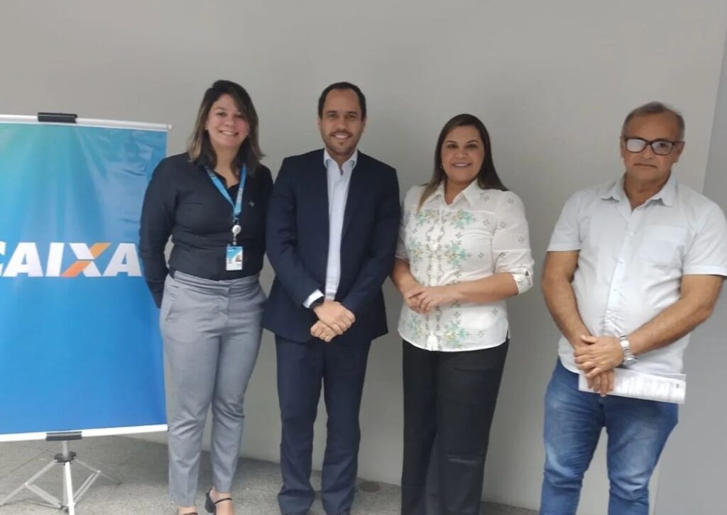 Prefeita Elissandra esteve na Caixa Econômica Federal assinando convênio - Foto: Reprodução/internet