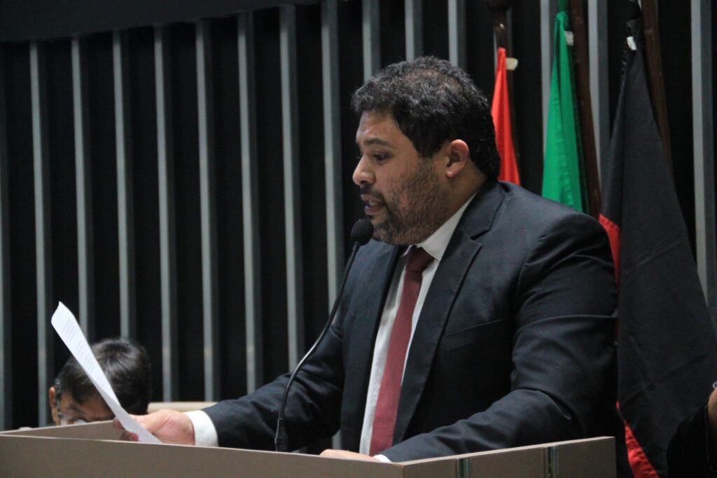 Renato Meireles durante discurso na tribuna da Câmara Municipal de Guarabira - Foto: Reprodução/Assessoria