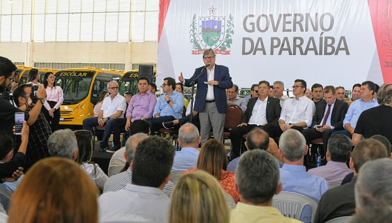 João Azevêdo entrega ônibus escolares e destaca importância do investimento para garantir frequência escolar dos alunos - Foto: José Marques